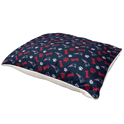 Pegasus  New England Patriots 35" x 44" Bones Sherpa Pet Bed