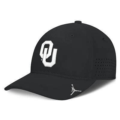 Men's Jordan Brand Black Oklahoma Sooners 2026 Sideline Practice AeroBill Swooshflex Dri-FIT Hat