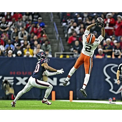 Amari Cooper Cleveland Browns Unsigned Making a Catch in 265 Yard Record Setting Game Photograph