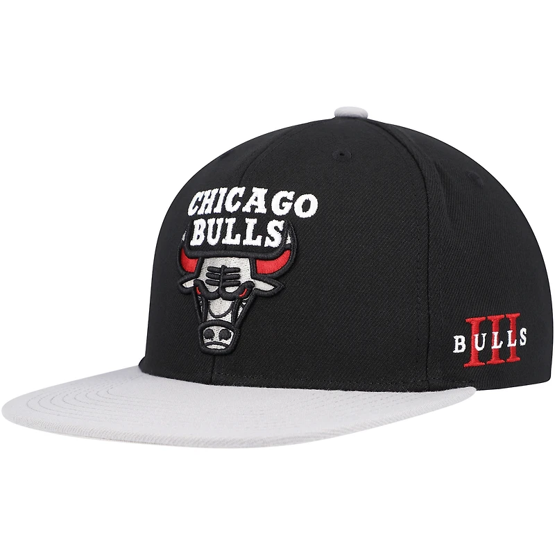 Men's Mitchell & Ness Black/Gray Chicago Bulls Core Snapback Hat