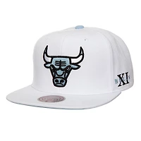 Men's Mitchell & Ness White Chicago Bulls Core XI Snapback Hat