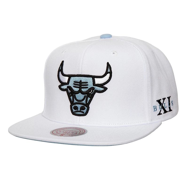 Men's Mitchell & Ness White Chicago Bulls Core XI Snapback Hat