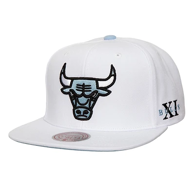 Men's Mitchell & Ness White Chicago Bulls Core XI Snapback Hat
