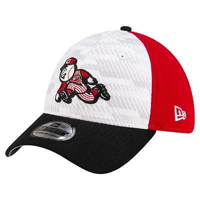 Men's New Era Red/Black Cincinnati Reds 2025 MLB Clubhouse 39THIRTY Flex Hat