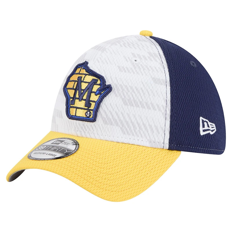 Men's New Era Navy/Gold Milwaukee Brewers 2025 MLB Clubhouse 39THIRTY Flex Hat