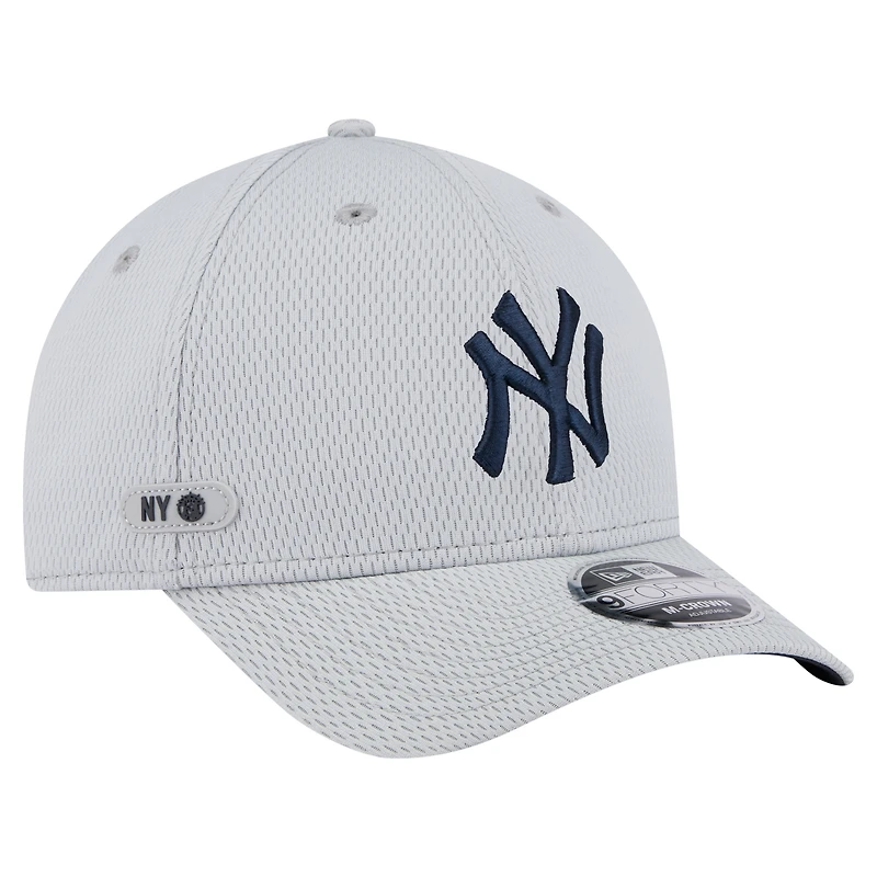 Men's New Era Gray New York Yankees 2025 MLB Clubhouse 9FORTY M-Crown Adjustable Hat