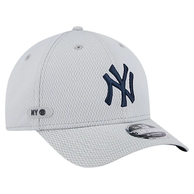 Men's New Era Gray New York Yankees 2025 MLB Clubhouse 9FORTY M-Crown Adjustable Hat