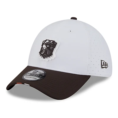 Men's New Era  White/Brown Cleveland Browns 2025 NFL Training Camp 39THIRTY Flex Hat