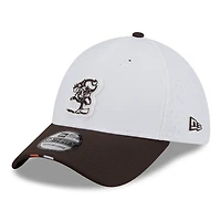 Men's New Era  White/Brown Cleveland Browns 2025 NFL Training Camp Throwback Logo 39THIRTY Flex Hat