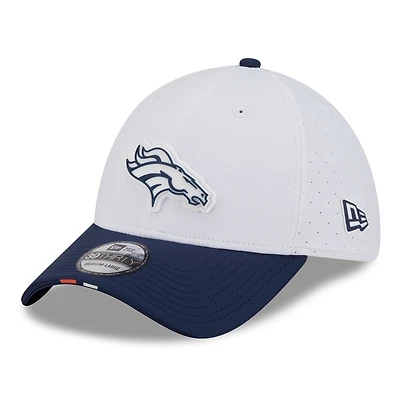 Men's New Era  White/Navy Denver Broncos 2025 NFL Training Camp 39THIRTY Flex Hat