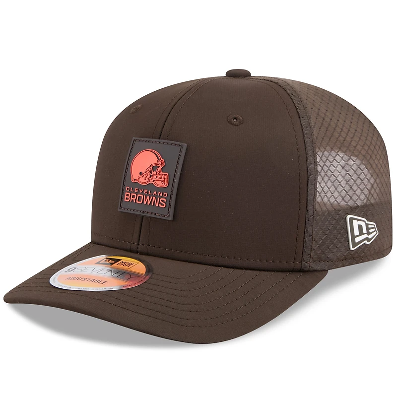 Men's New Era Brown Cleveland Browns 2025 Sideline  9SEVENTY Trucker Adjustable Hat