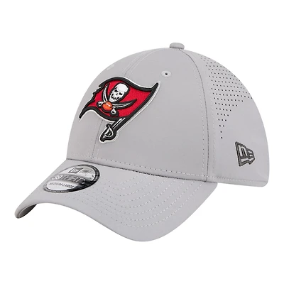 Men's New Era  Gray Tampa Bay Buccaneers Perforated 39THIRTY Flex Hat