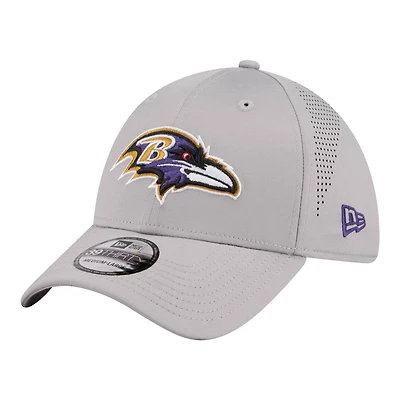 Men's New Era Gray Baltimore Ravens Perforated 39THIRTY Flex Hat