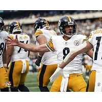 Aaron Rodgers Pittsburgh Steelers Unsigned 2025 Week 1 First Touchdown Pass With Photograph