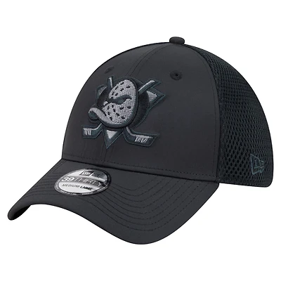 Men's New Era Black Anaheim Ducks Blackout 39THIRTY Stretch Hat