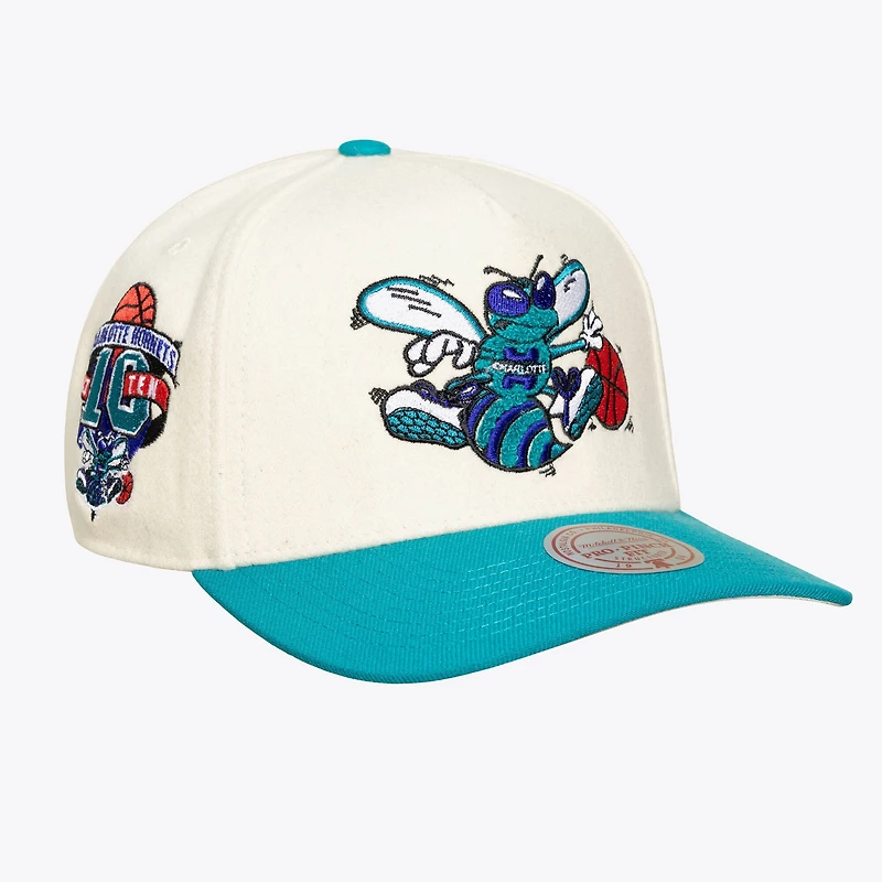 Unisex Mitchell & Ness Cream Charlotte Hornets Cream Team Pro Adjustable Hat