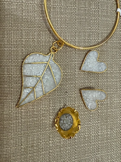 I white leaf choker, ring, earings