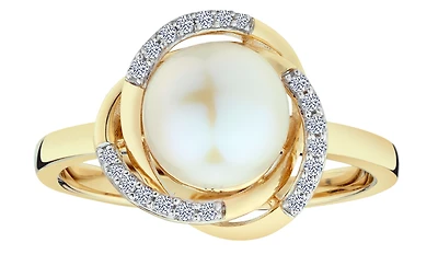 .10 Carat of Diamonds & Pearl Ring, 10kt Yellow Gold.....................NOW