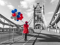 Assaf Frank - Tourist with colorful balloons on Tower Bridge, London, UK