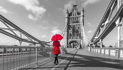 Assaf Frank - Tourist with red umbrella on Tower Bridge, London, UK