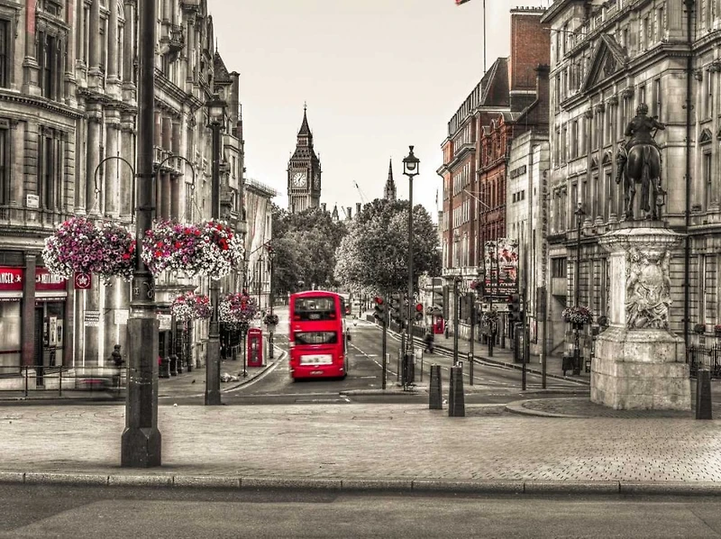 Assaf Frank - Streets of London city with double decker bus, UK