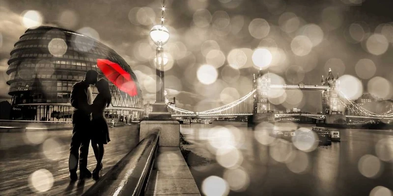 Dianne Loumer - Kissing London (BW)