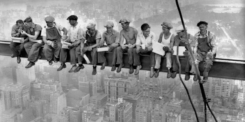 Charles C. Ebbets - New York Construction Workers Lunching on a Crossbeam 1932