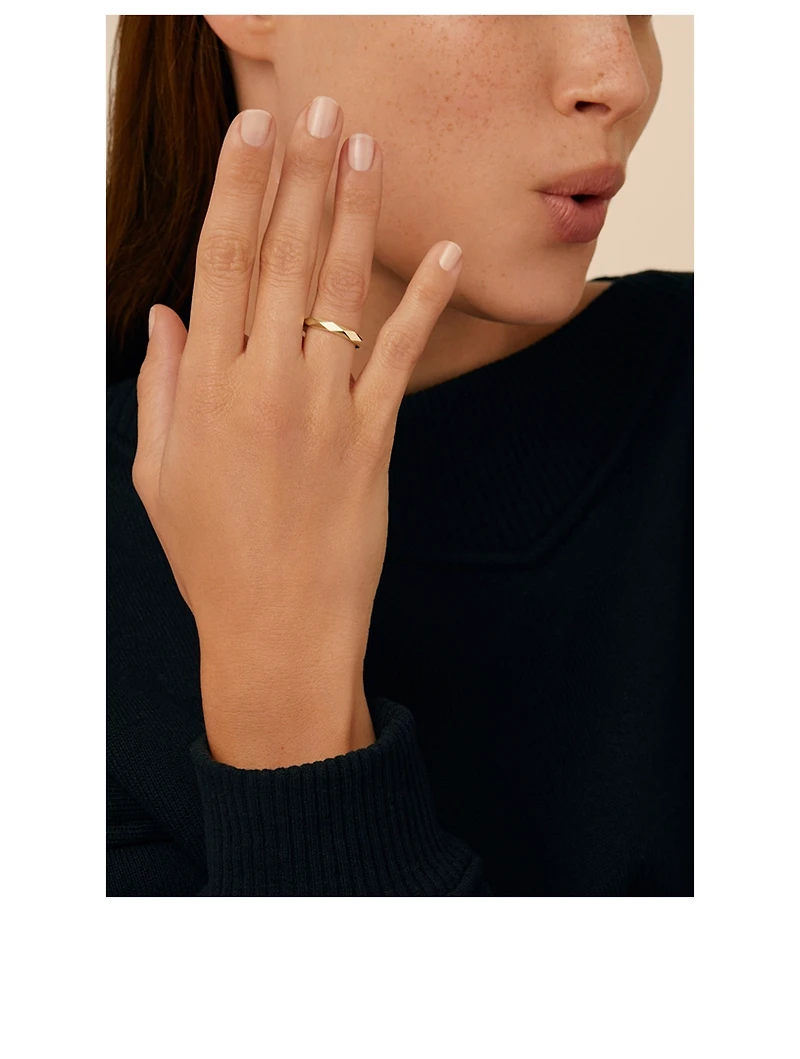 Facette Gold Wedding Band