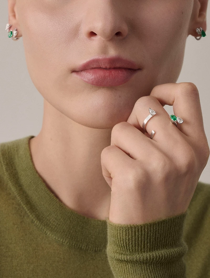Right Serti Sur Vide White Gold Earring With Emerald And Diamonds