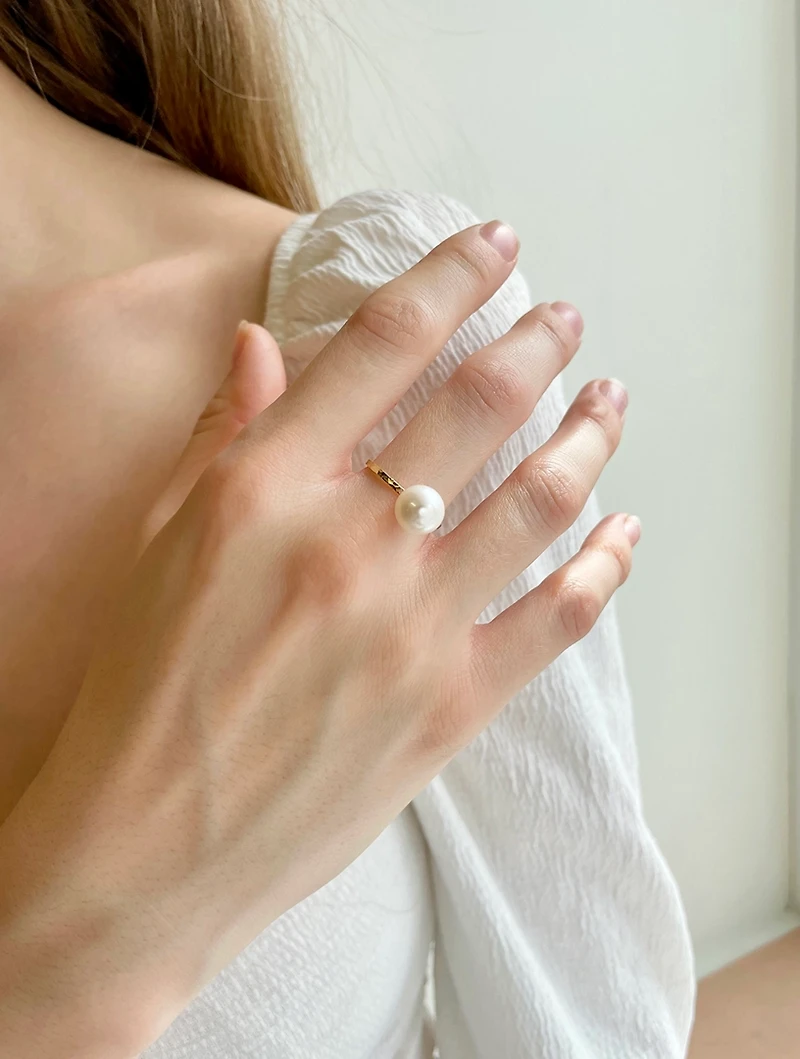 14K Gold Large Pearl Hammered Ring