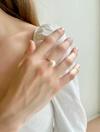 14K Gold Large Pearl Hammered Ring