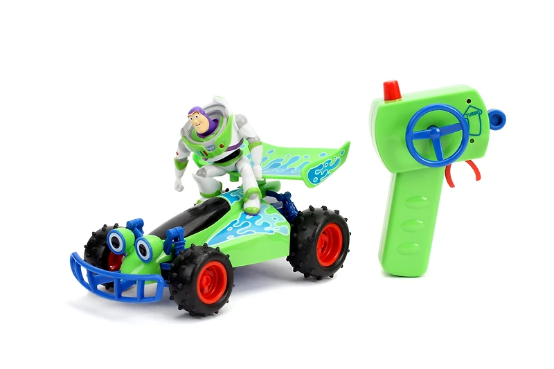 Voiture télécommandée Toy Story Turbo Buggy RC Buzz Lightyear à l'échelle 1/24 avec fonction Turbo Boost, fréquence 2,4 GHz et batterie rechargeable par USB, fabriquée par Jada Toys.