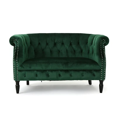 Canapé noble deux places en velours à accoudoirs arrondis, capitonnage en losanges et garniture cloutée argentée, couleur émeraude