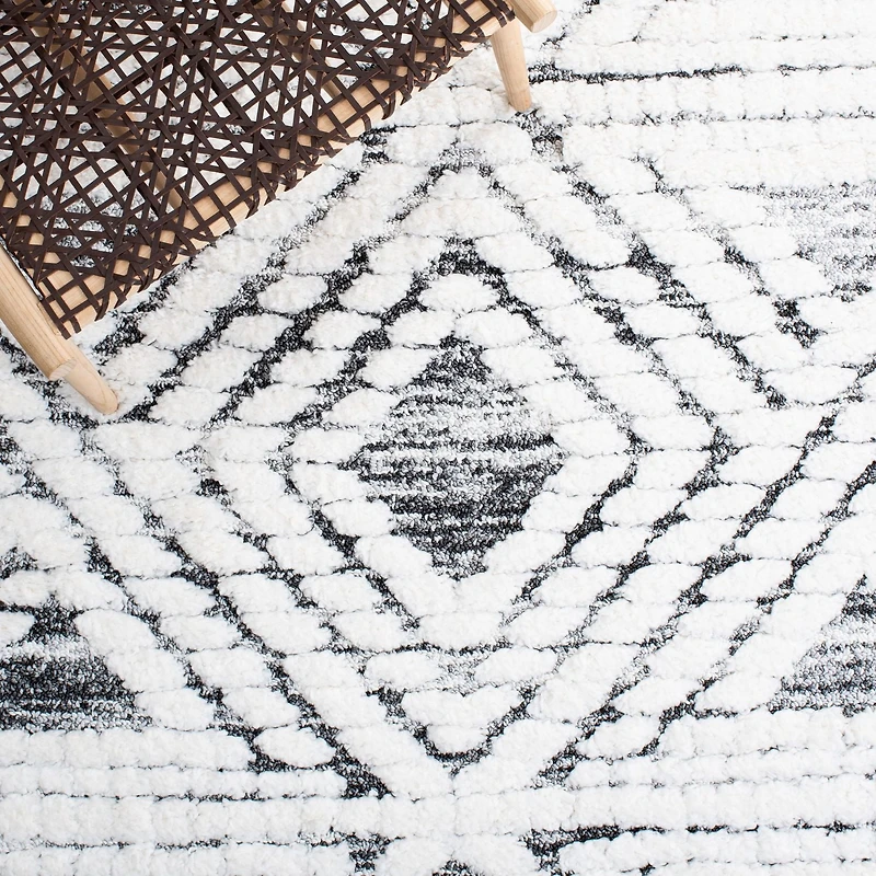 SAFAVIEH Moroccan Gracelyn Diamond Tassel Shag Area Rug