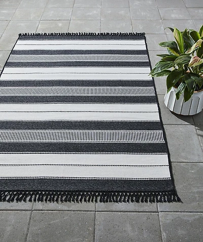 Better Homes & Gardens Tapis d'extérieur rayé noir et blanc 7' x 10' - Polypropylène/Polyester