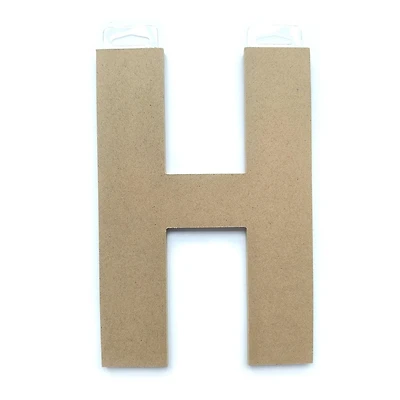 Lettre H en bois du décor Lerman