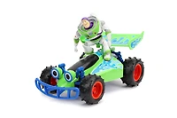 Voiture télécommandée Toy Story Turbo Buggy RC Buzz Lightyear à l'échelle 1/24 avec fonction Turbo Boost, fréquence 2,4 GHz et batterie rechargeable par USB, fabriquée par Jada Toys.