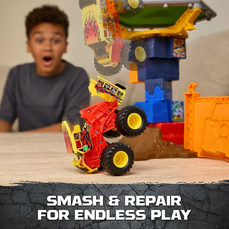 Monster Jam Smash & Bash Crash Course Playset, 16" Tower with 1:64 Monster Truck for Kids Ages 3 and up
