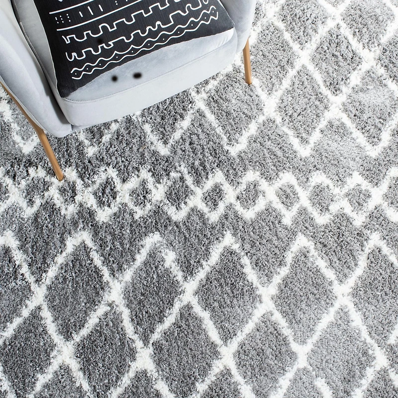 SAFAVIEH Berber Avery Geometric Diamonds Shag Area Rug