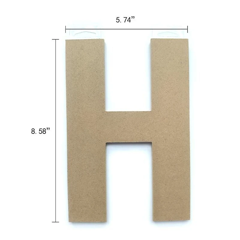 Lettre H en bois du décor Lerman