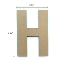 Lettre H en bois du décor Lerman