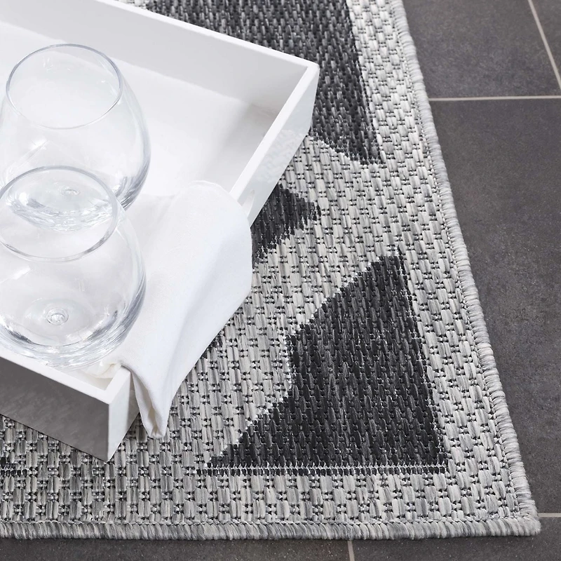 SAFAVIEH Beach House Jeptha Geometric Indoor/Outdoor Area Rug