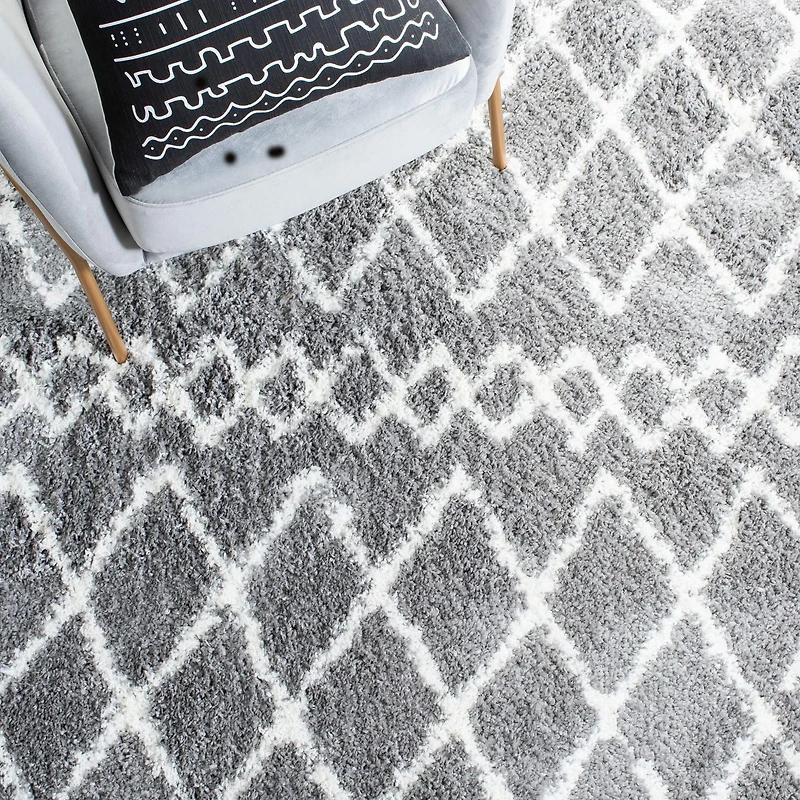 SAFAVIEH Berber Avery Geometric Diamonds Shag Area Rug