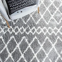 SAFAVIEH Berber Avery Geometric Diamonds Shag Area Rug