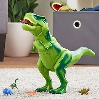 L'expédition a écrasé le coffre du tyrannosaure avec le petit dinosaure.