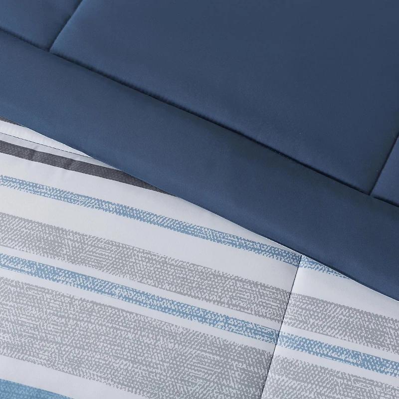 Ensemble de literie tout-en-un réversible Mainstays, avec couette et draps, 7 pièces, à rayures bleues, format deux places (Double).