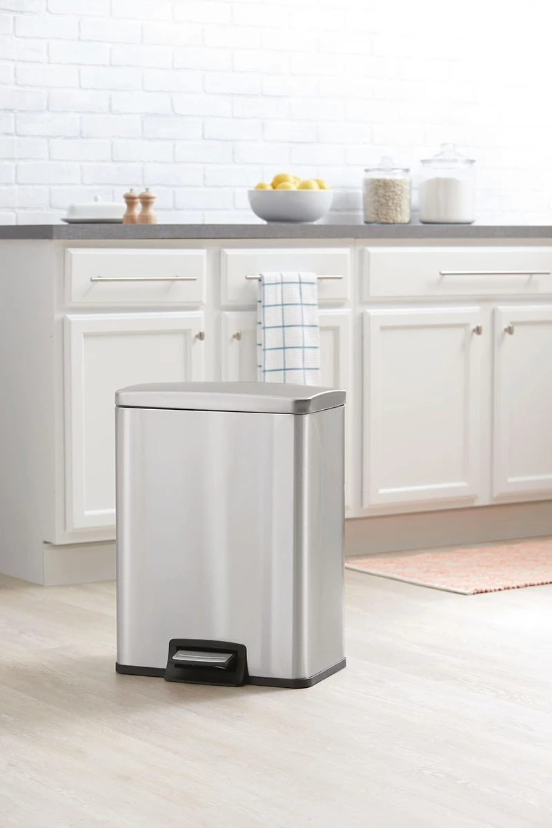 Hometrends 40 Litre Stainless Steel Pedal Trash Can for Kitchen, Removable interior pail with bag cinch for a tight fit, Fingerprint-Resistant Finish