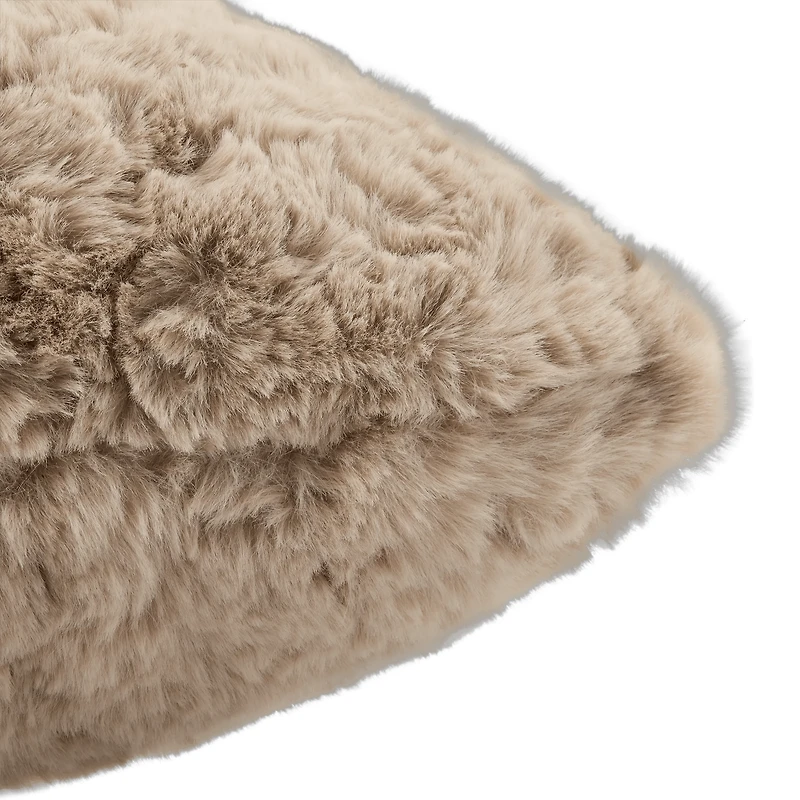 Coussin décoratif carré en fausse fourrure bouclée taupe beige 19x19 moderne Bouclair