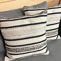 Coussin à rayures Élément  18''x18'' - Rayures noires, grises et naturelles