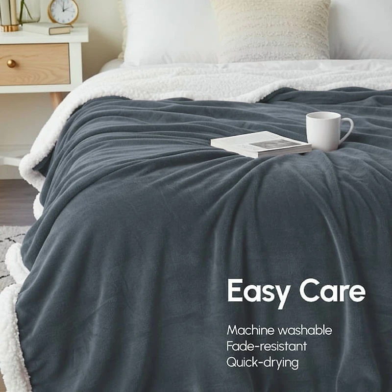 Beddora Couverture de Luxe en Flanelle Sherpa – 50” x 60” – Ultra-Douce & Chaude – 450 GSM Polaire Réversible – Couverture d'Hiver Confortable pour Canapé Ou Lit – Gris